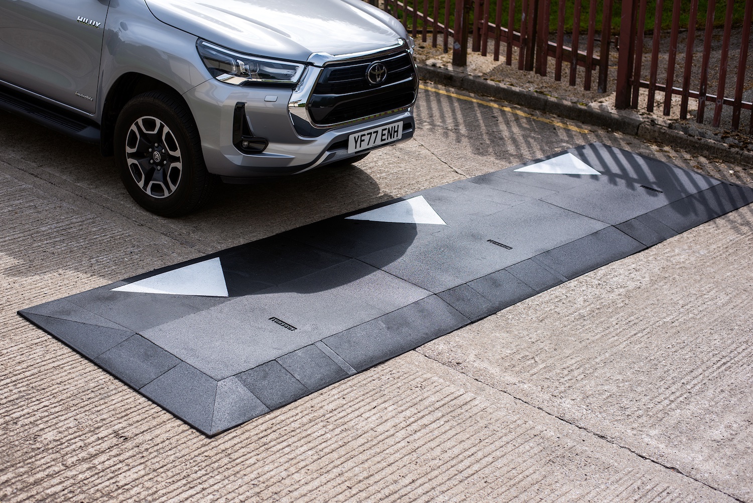 مهدئ السرعة المطاطي في شارع سكني