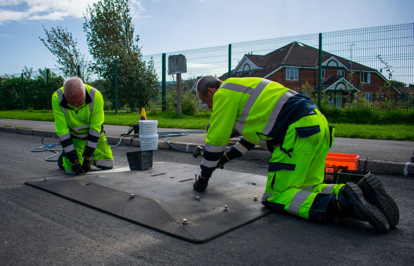 Installation des Geschwindigkeitskissens in Arbeit
