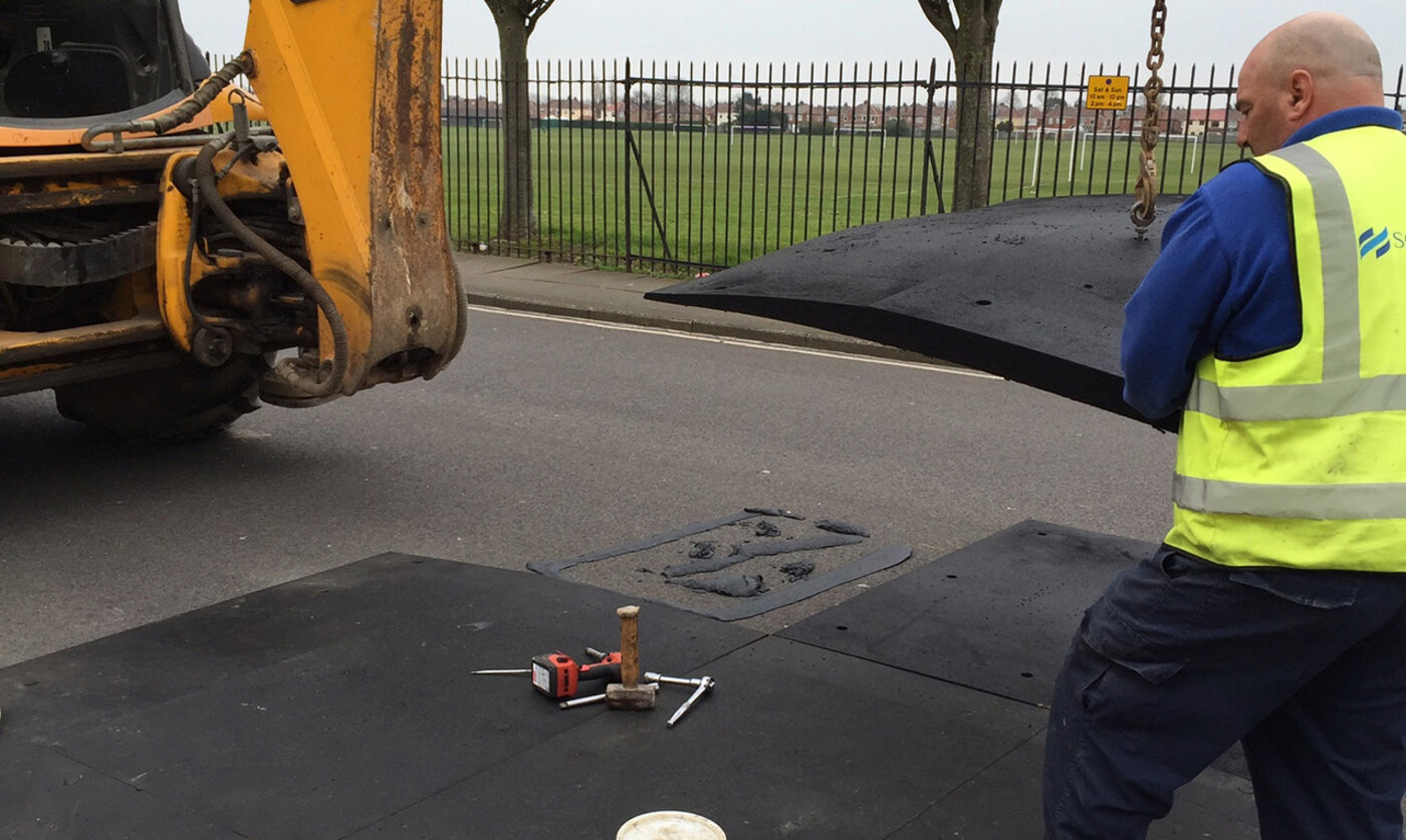 Torbay Grove vor erhöhten Tischen