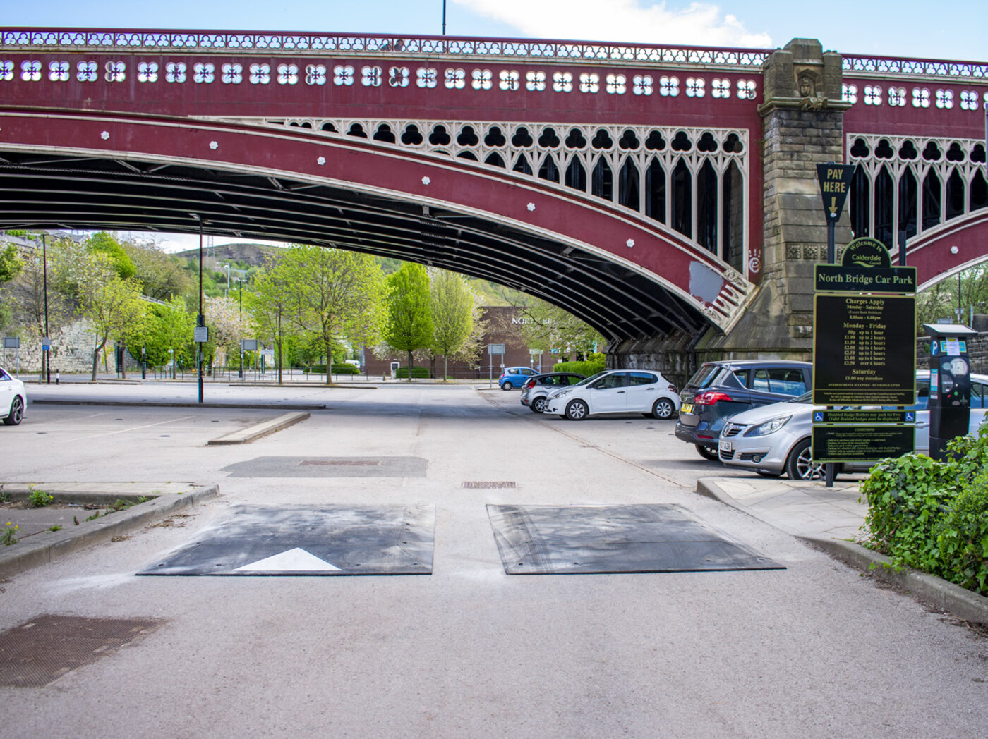 Installation des Geschwindigkeitskissens in Arbeit