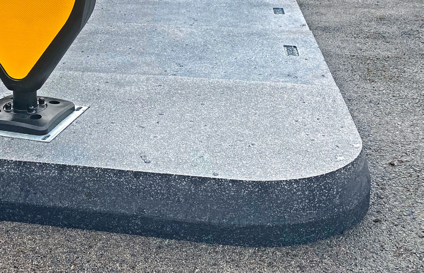 Fertiggestellte Verkehrsinsel in der Waterloo Road