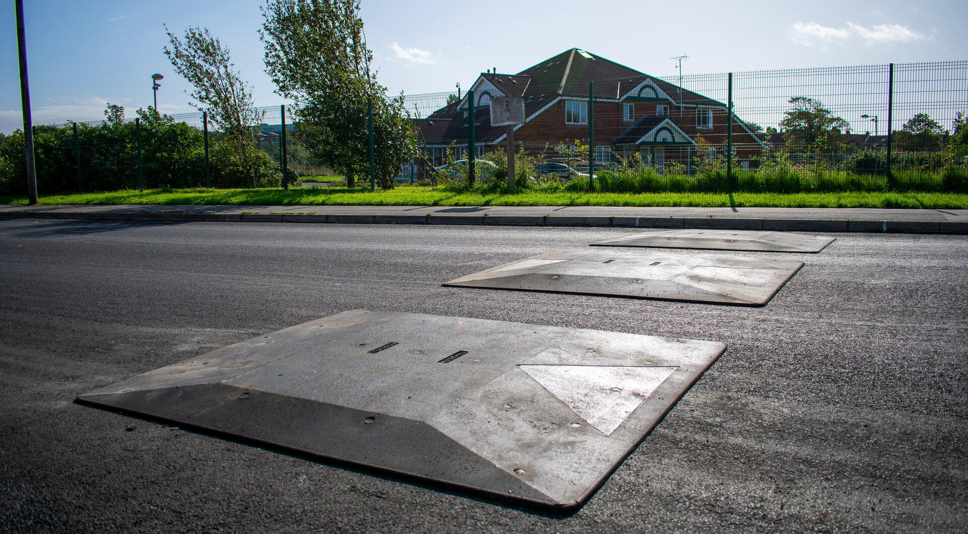 Instalación de cojines de velocidad en Dinmore Avenue