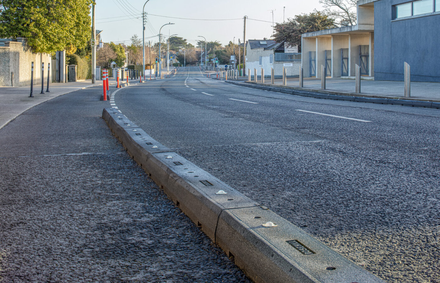 Escolares utilizando con seguridad el carril bici protegido