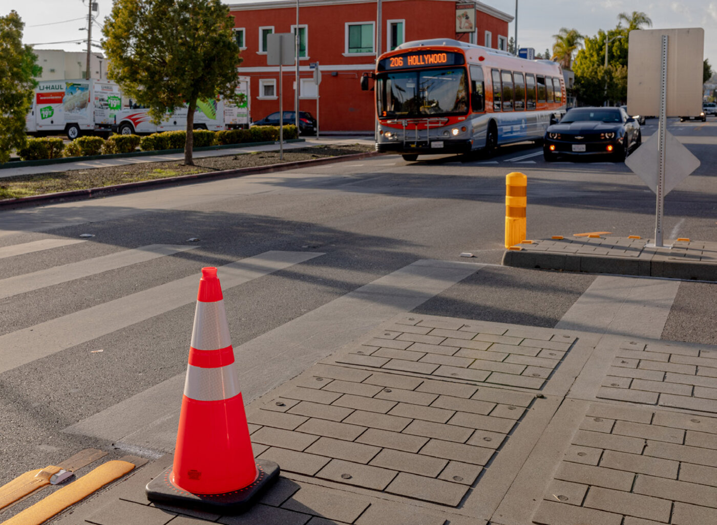 Finalizada la instalación de una isleta en Hollywood Boulevard
