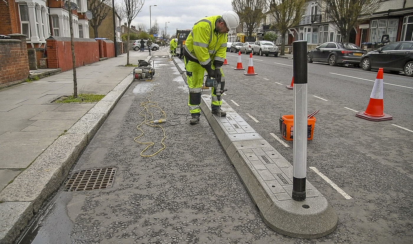 Hertford Road before cycle protection
